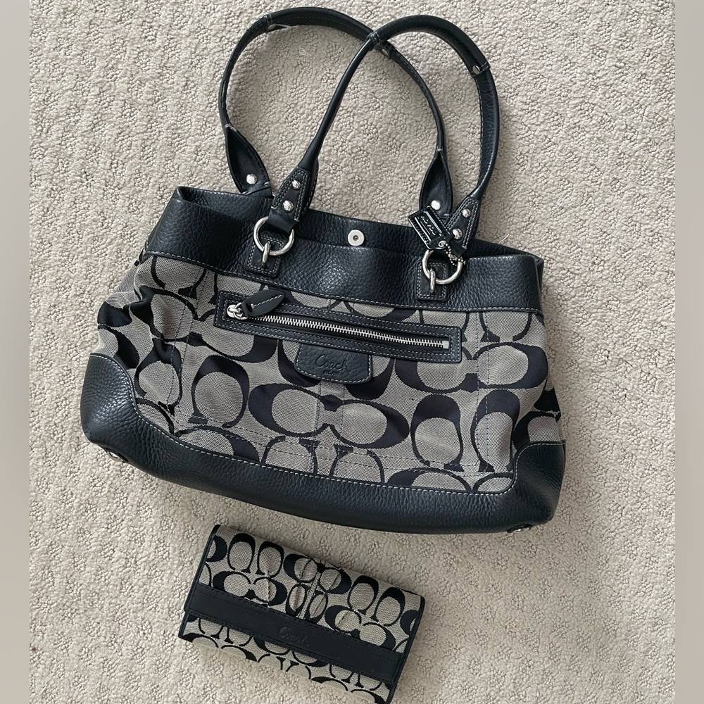 41) Coach Penelope Signature Shoulder & Wallet Set